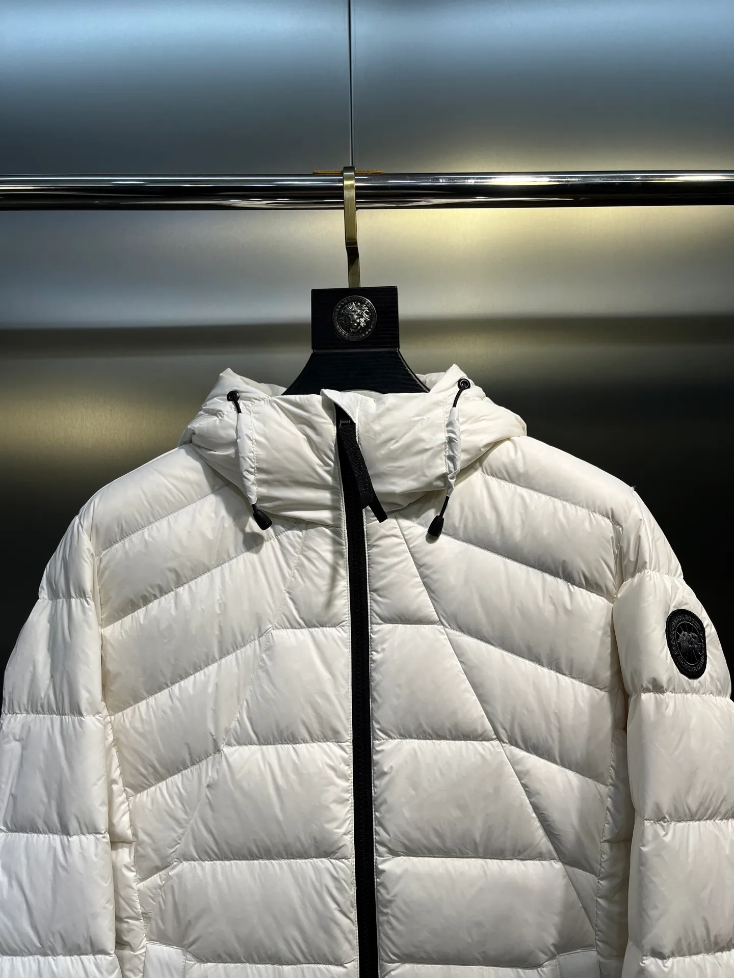 P1100 Highest quality 🌟Canada Goose E62 model 2220LB Abbott Hoody women's short and light down jacket S If you want to do business for a long time, you have to choose the original high-quality goose down for your down jacket. Expensive is not necessarily right, but there is a reason to be expensive. Cheap is not necessarily wrong, but there is a certain risk. Without cost support, there is no quality assurance. Expensive things are good at everything except being expensive; cheap things are good at nothing except being cheap size: s-xl